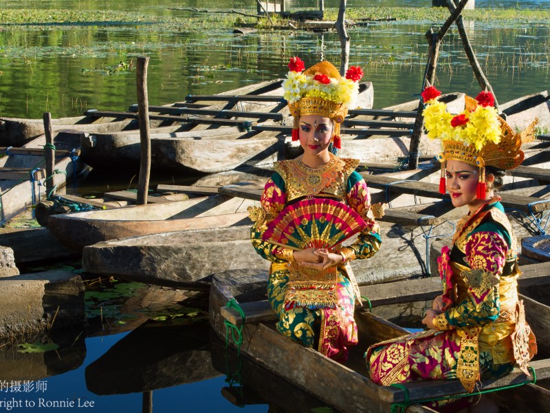 Two women in traditional Indonesian dress